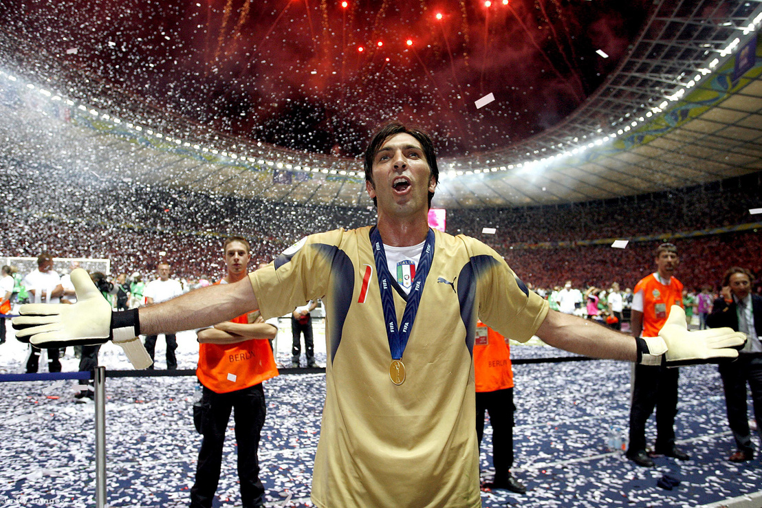 Gianluigi Buffon világbajnoki aranyéremmel a nyakában