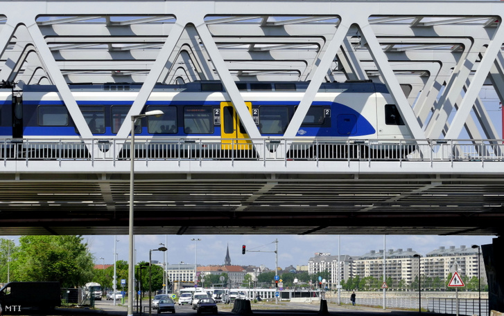 A MÁV Start Zrt. egyik Stadler FLIRT típusú vonata a déli összekötő vasúti Duna-hídon