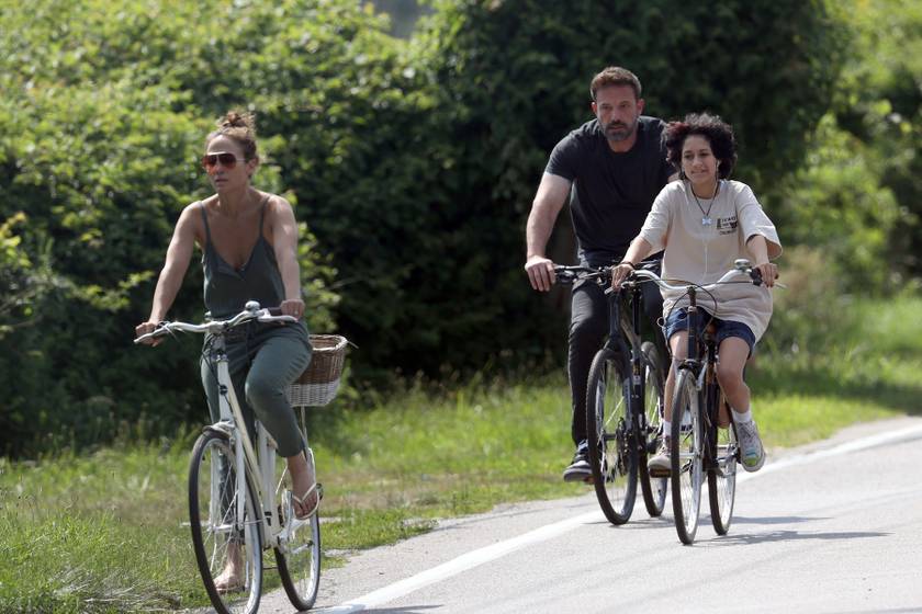 Augusztus elején J. Lót, Ben Afflecket és Emme-et biciklizés közben örökítette meg egy lesifotós.