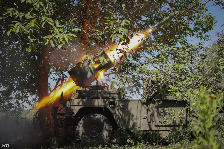 Ukrán katonák horvát RAK-SA-12 128 milliméteres rakétavetővel lövik az orosz állásokat a kelet-ukrajnai Donyeck területén, Bahmut térségében húzódó fronton 2023. július 10-én
