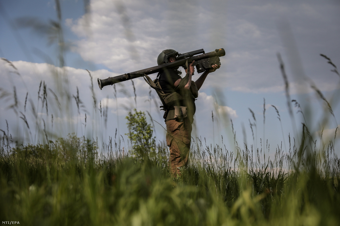 Vállról indítható Stinger típusú légelhárító rakétavetőt használ egy ukrán légvédelmi alakulat tagja a frontvonalnál a kelet-ukrajnai Donyeck megyében 2023. május 18-án