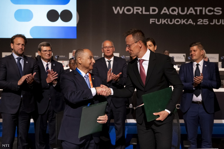 Huszain al-Muszallam, a Nemzetközi Úszószövetség (WA) elnöke (b) és Szijjártó Péter külgazdasági és külügyminiszter (j) kezet fog a szervezet székházának Budapestre költözéséről szóló megállapodás aláírásán a Nemzetközi Úszószövetség kongresszusán, Fukuokában 2023. július 25-én