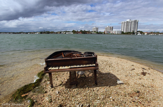 A megégetett zongora Miami partjainál: szokatlan tárgy a strandon