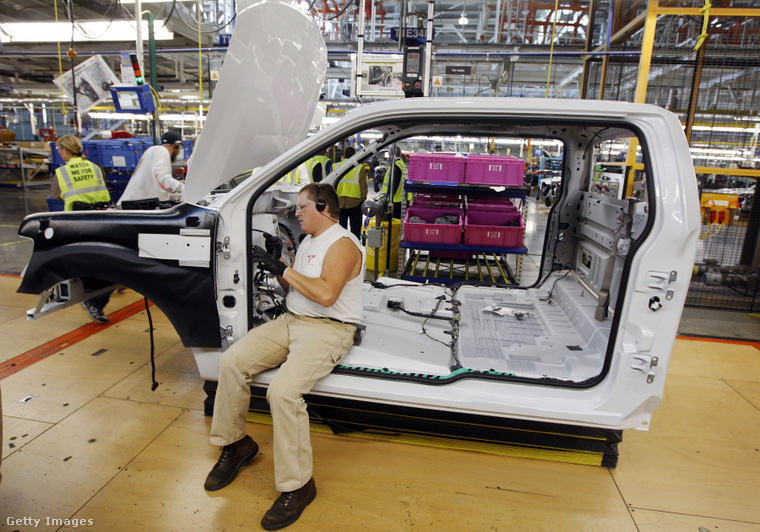 A Ford Motor Co. munkatársa, egy 2009-es Ford F-1-en dolgozik. (Fotó: Bloomberg / Getty Images Hungary)