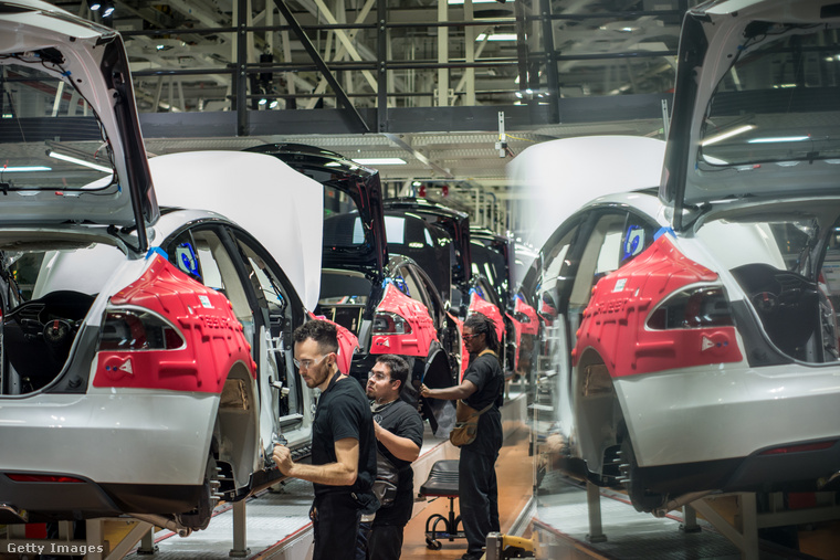 Tesla autógyárban dolgozó munkások. (Fotó: David Butow / Getty Images Hungary)