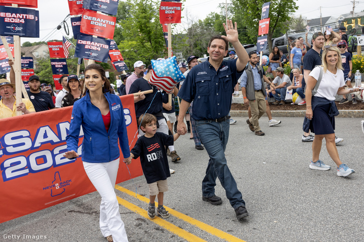Ron DeSantis feleségével, Casey-vel és gyermekeikkel együtt sétál a július 4-i felvonuláson New Hampshire-ben 2023. július 4-én