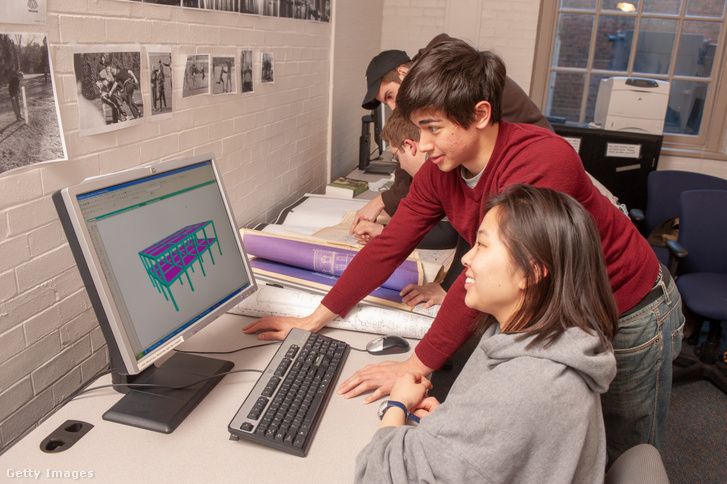 Diákok tervezőszoftverrel dolgoznak egy számítógépen Baltimore-ban 2009. március 3-án