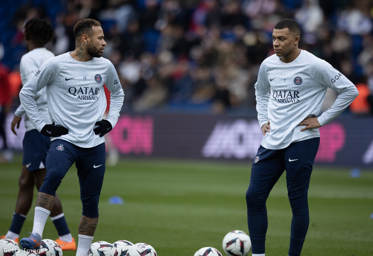 Neymar és Kylian Mbappé a csapat mérkőzés előtti bemelegítésén 2023. február 19-én