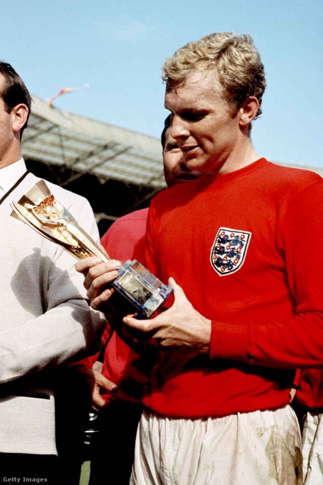 Bobby Moore, az angol válogatott csapatkapitánya a Rimet-kupával