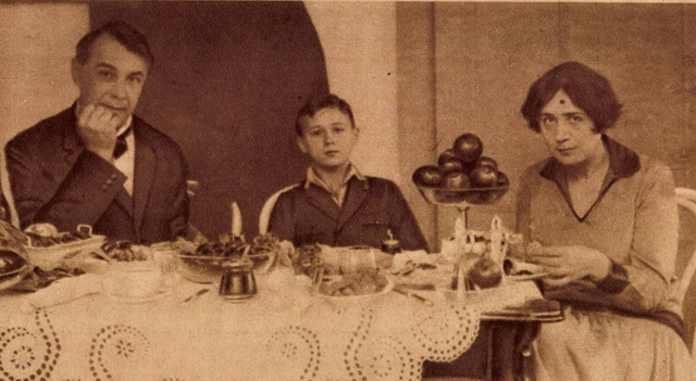 Kosztolányi, feleségével és fiával az ebédlőasztalnál (1927)