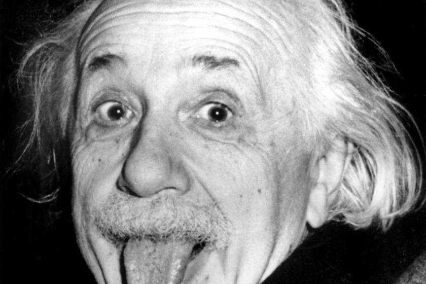 A világhírű Nobel-díjas fizikusról, Albert Einsteinről számos legenda kering. Ikonikus, nyelvnyújtós képét pedig szinte nincs ember, aki ne ismerné. A német zseniről az UPI hírügynökség munkatársa 1961-ben, Einstein hetvenedik születésnapján lőtte a képet. A történet szerint az újságíró arra kérte a távozó tudóst, hogy mosolyogjon a születésnapi fotójához, mire ő kiöltötte a nyelvét.