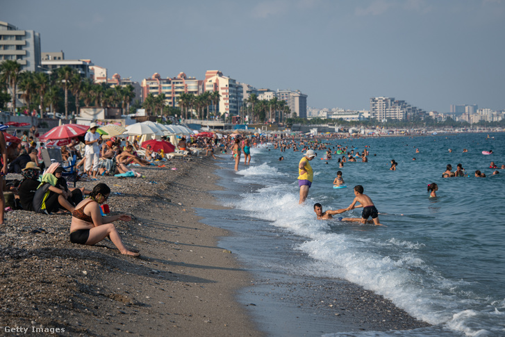 Turisták Antalyában 2022 augusztusában