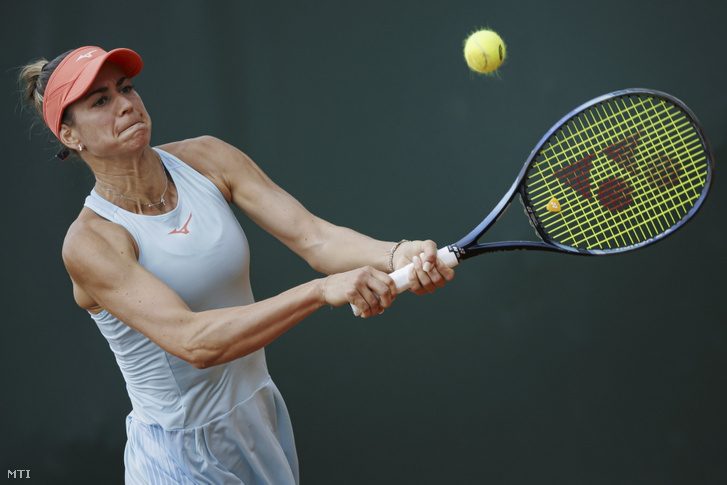 Bondár Anna a szlovén Tamara Zidansek ellen játszik a lausanne-i salakpályás női tenisztorna negyeddöntőjében 2023. július 28-án