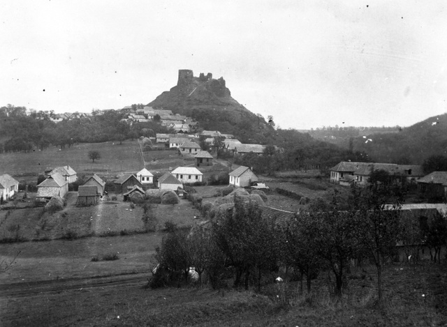 A trianoni szerződésben érintett Somoskő falu, háttérben a várral az 1930-as években