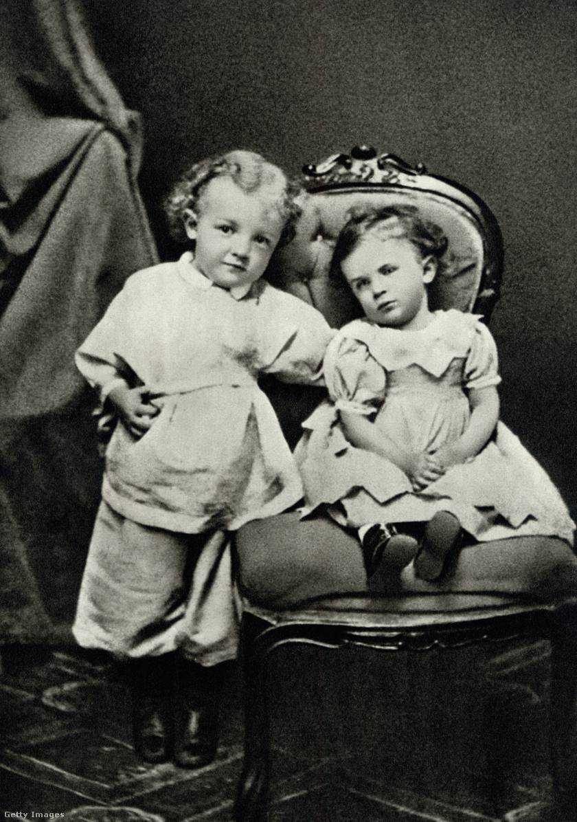 A képen a négyéves Vlagyimir Iljics Uljanov látható 1874-ben húgával. Gyermekként jó tanuló volt, sokat olvasott. A Lenin nevet, mellyel a Szovjetunió első vezetőjévé, a 20. század egyik leghíresebb diktátorává vált, csak később vette fel.