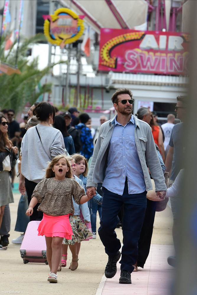 Bradley Cooper Párizsba vitte a kislányát, ahol a barátaikkal együtt részt vettek a Tuileriák kertjében rendezett vásáron