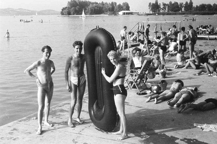 A balatonföldvári Kvassay sétány strandján pezsgett az élet, a gumimatrac pedig már a 60-as években is gyakori szórakoztatóelem volt a partokon.