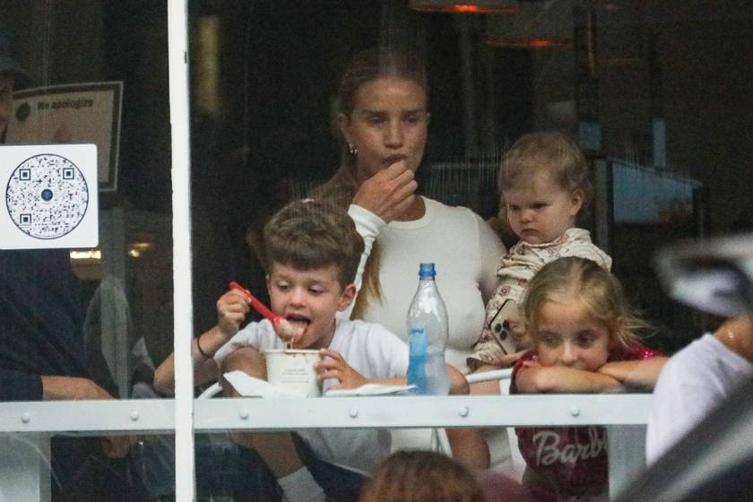 Rosie Huntington-Whiteley elvitte a gyerekeket egy fagylaltozóba. A kezében Isabellát tartotta, előtte pedig Jack látható.