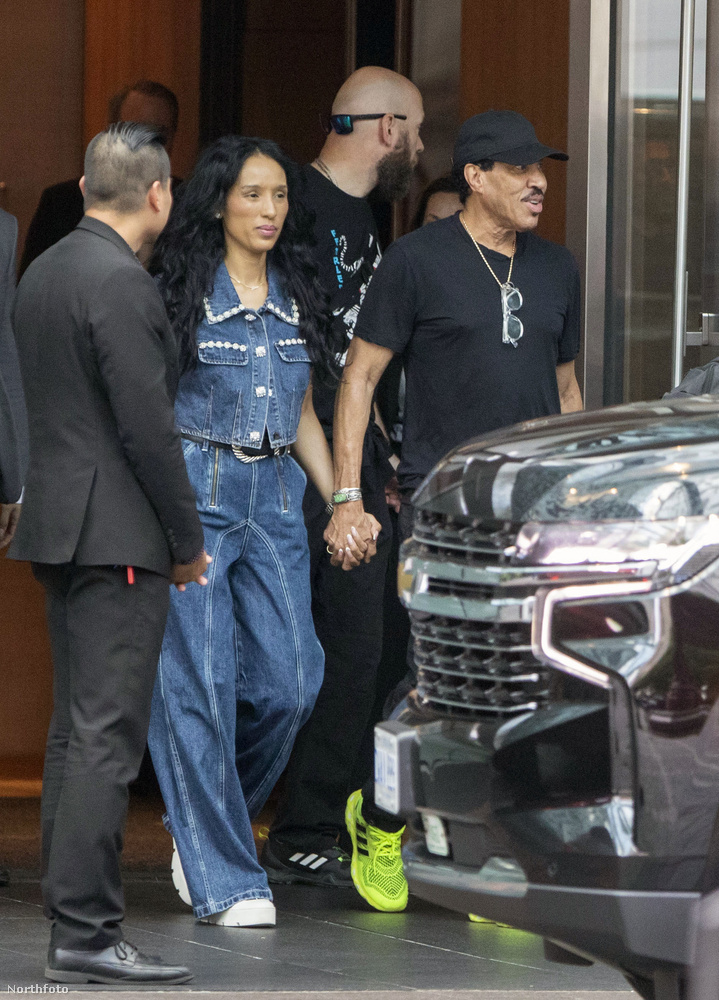 Lionel Richie és barátnője, Lisa Parigi éppen kijelentkeztek torontói szállodájukból, amikor lencsevégre kapták őket
