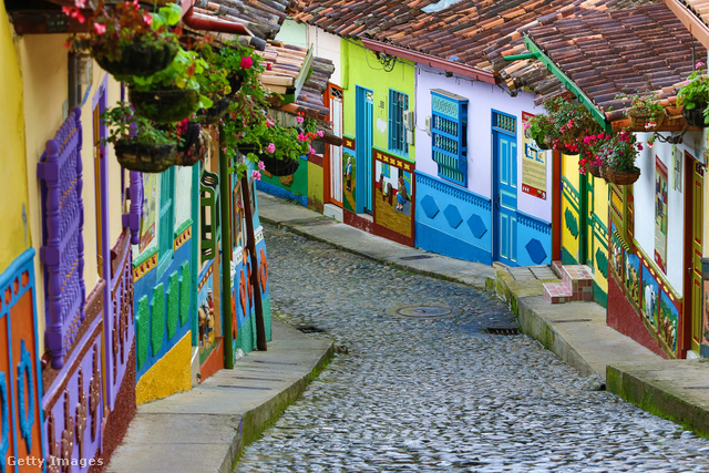 A lelkes helyi családoknak köszönhetően a kolumbiai település a világ legszínesebbjei között szerepel