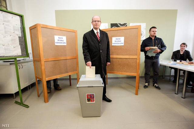 Bohuslav Sobotka a Cseh Szociáldemokrata Párt a CSSD elnöke adja le voksát  Slavkov u Brnában 2013. október 25-én.