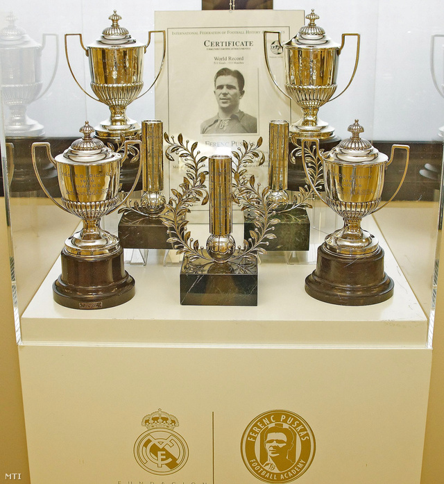 Puskás-kiállítás emléktárgyai az egyik vitrinben a madridi Bernabéu Stadionban 2013. október 25-én.