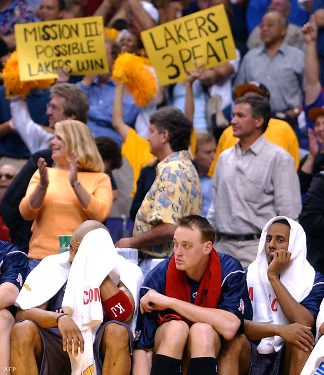 A New Jersey Nets kispadja, a 2002-es szezon döntőjén. A Los Angeles Lakers zsinórban harmadjára nyerte a bajnokságot.