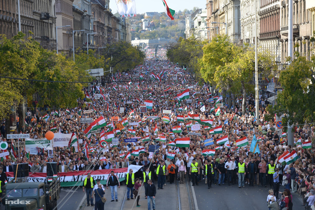 Százezrek vonulnak a Békemeneten október 23-án, Budapesten