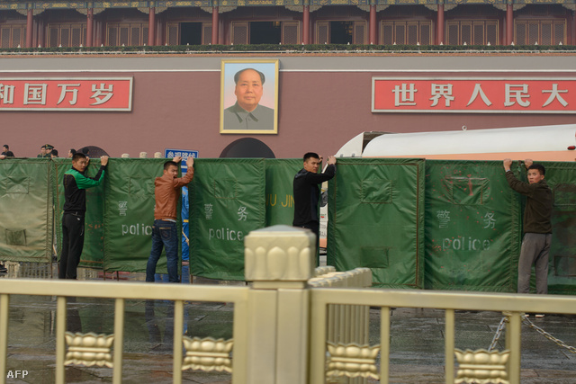 A kínai rendőrség kordonokkal kerítette körbe a baleset helyszínét