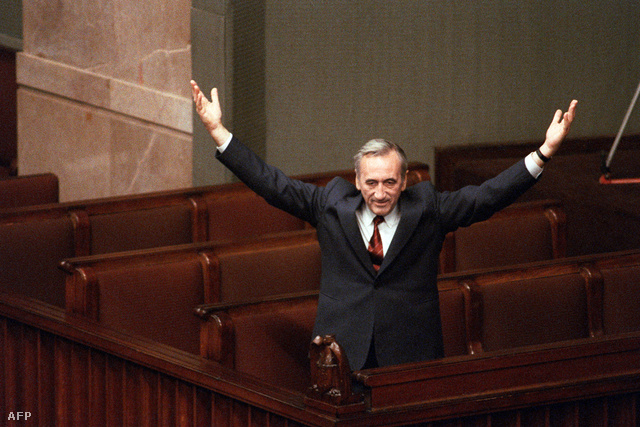 Tadeusz Mazowiecki a lengyel parlament üres székei között, 1989-ben