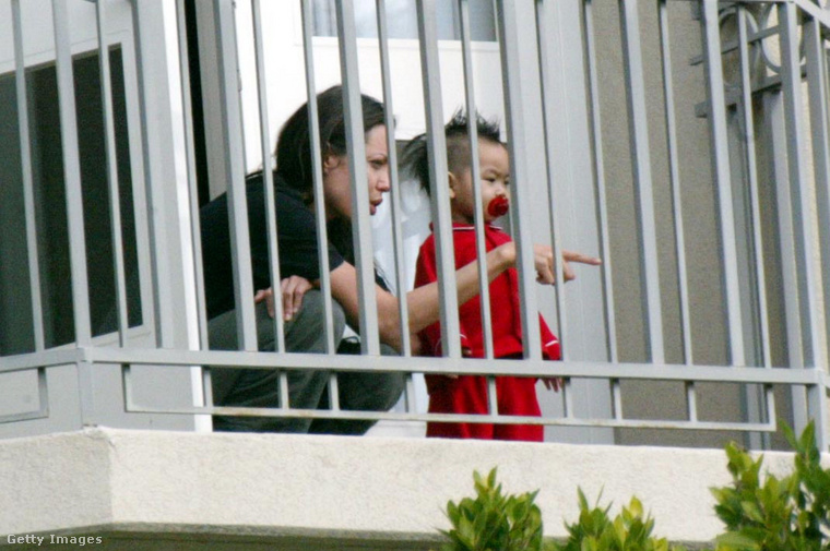 Angelina Jolie színésznő fiával, Maddoxszal játszik egy szálloda erkélyén 2002. december 30-án a kaliforniai Beverly Hillsben. (Fotó: Frazer Harrison / Getty Images Hungary)