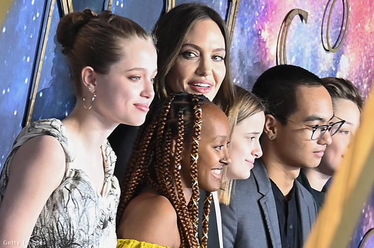 Shiloh Jolie-Pitt, Zahara Jolie-Pitt, Angelina Jolie, Vivienne Jolie-Pitt, Maddox Jolie-Pitt és Knox Jolie-Pitt részt vesz a 