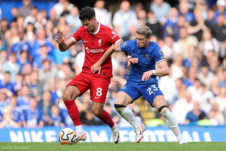 Szoboszlai Dominik és Conor Gallagher a Chelsea FC-Liverpool FC Premier League mérkőzésen a Stamford Bridge-en 2023. augusztus 13-án