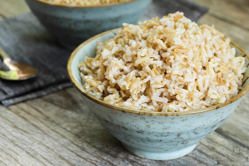 A barna rizs a legjobb választás a diétád alatt, ugyanis rostot, összetett szénhidrátokat, fehérjéket és antioxidánsokat is tartalmaz. Emellett egészséges zsírokkal járul hozzá az edzéshez és hosszú távú energiával látja el a testet. 100 gramm barna rizsben 3,5 gramm rost van.