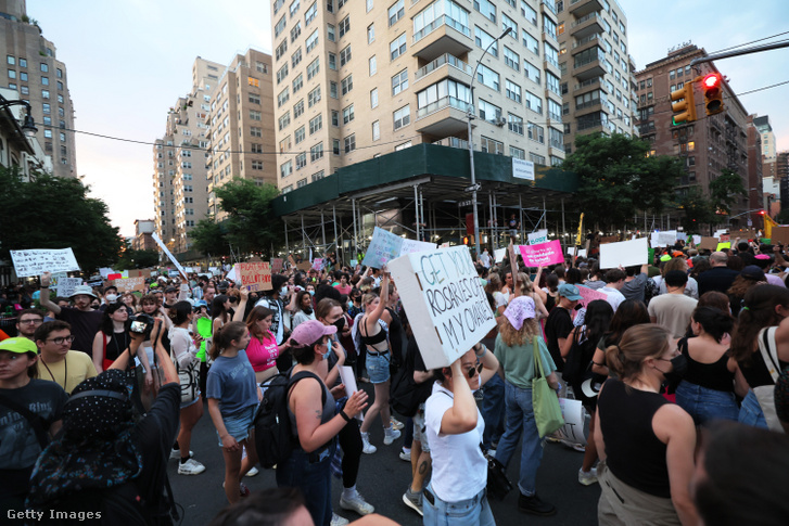 Emberek tüntetnek a Legfelsőbb Bíróság 6-3-as döntése ellen a Dobbs kontra Jackson Női Egészségügyi Szervezet ügyben 2022. június 24-én New Yorkban.