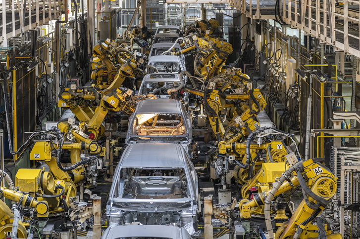 A hegesztőüzem robotjai az esztergomi Suzuki-gyárban 2022. október 19-én