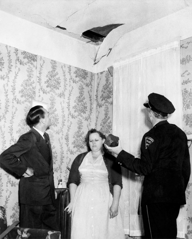 Ann Hodges (1920–1972) rendőrök és a meteordarab társaságában a tetőn keletkezett lyuk alatt