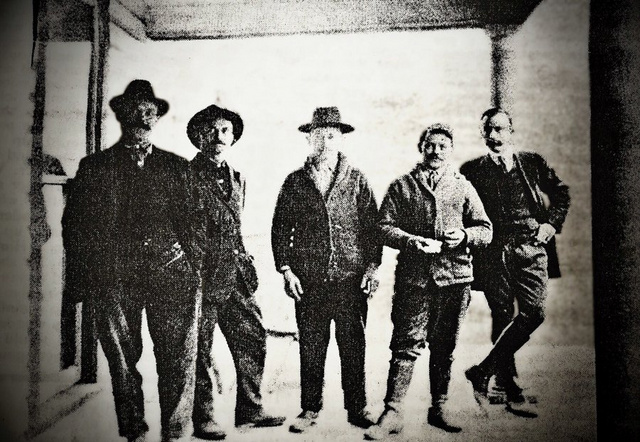 Himler (a képen balra) barátai körében
