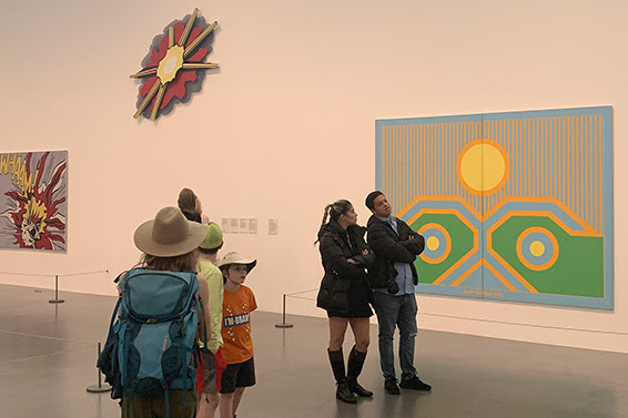 Bak Imre a Nap-Ember-Arc II. című festménye a londoni Tate Modern Media Networks: Beyond Pop című aktuális kiállításán