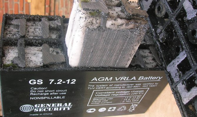 Szulfáttól tönkrement 12V akkumulátor (Fotó: power.bigbadmole.com)