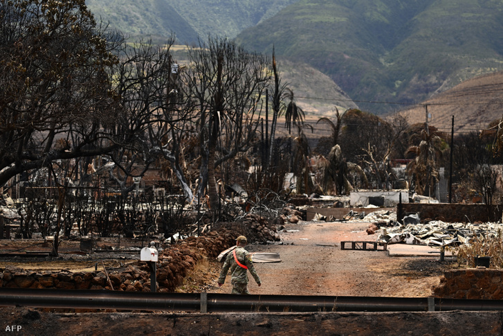 Erdőtűz pusztításának nyomai a hawaii Maui-szigeten fekvő Lahainában 2023. augusztus 16-án