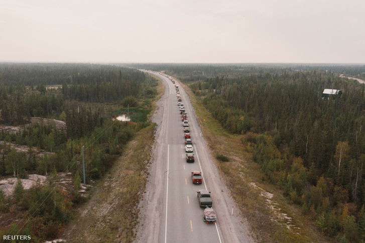 Yellowknife lakosai hagyják el városukat 2023. augusztus 16-án
