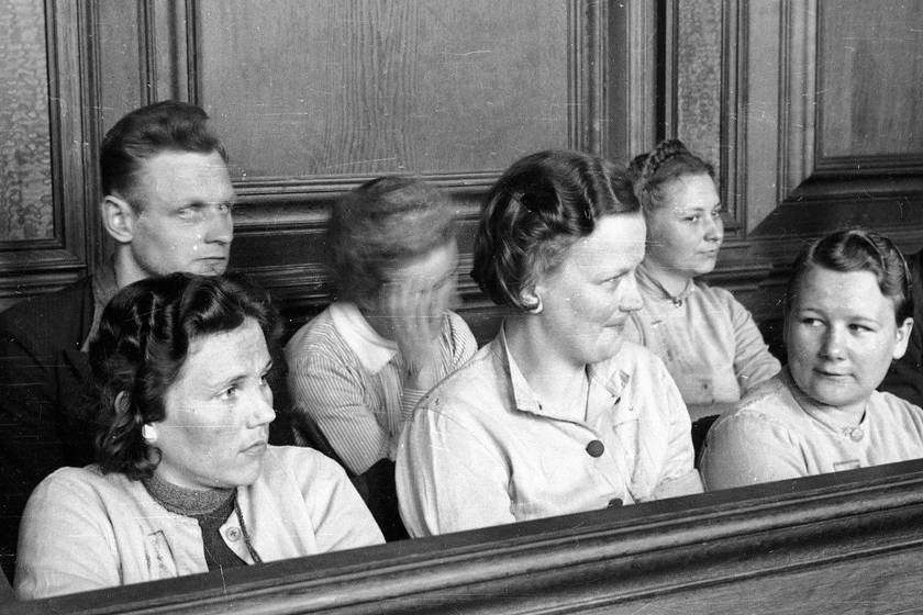 A stutthofban szolgáló női őrök a háború utáni tárgyaláson, ahol akasztás általi halálra ítélték őket. A hátsó sor jobb szélén ül Jenny-Wanda Barkmann.