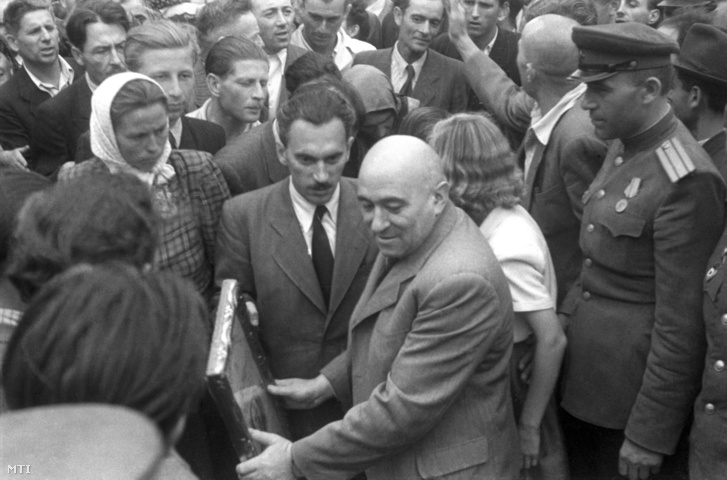 Péter Gábor (k), a budapesti rendőrség Politika Rendészeti Osztálya (PRO) vezetője és Rákosi Mátyás (b2), az MKP főtitkára érkezik a Magyar Kommunista Párt (MKP) választási gyűlésére 1945. augusztus 21-én