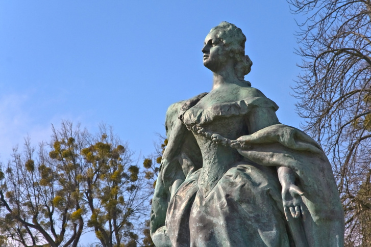 Mária Terézia egyetlen, Magyarországon található egész alakos szobra a Grassalkovich-kastély parkjában 2014. március 1-jén