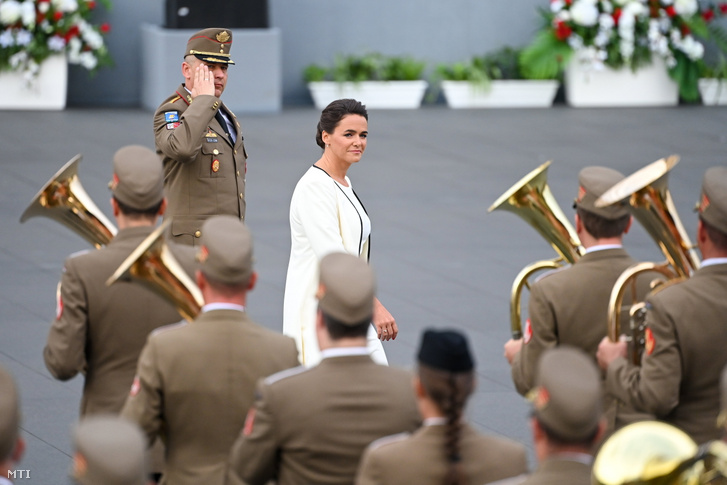 Novák Katalin köztársasági elnök és Ruszin-Szendi Romulusz, a Magyar Honvédség parancsnoka elhalad a katonai díszegység előtt, mielőtt katonai tiszteletadás mellett felvonják Magyarország nemzeti lobogóját az augusztus 20-ai állami ünnepen az Országház előtti Kossuth Lajos téren 2022. augusztus 20-án