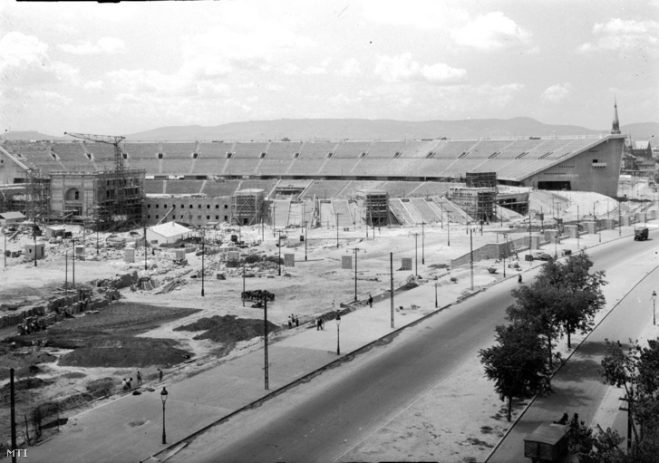 Gyors ütemben haladnak a munkákkal az augusztus 20-án nyíló Népstadion építkezésén, az előtérben látható a parkosítás 1953. július 14-én