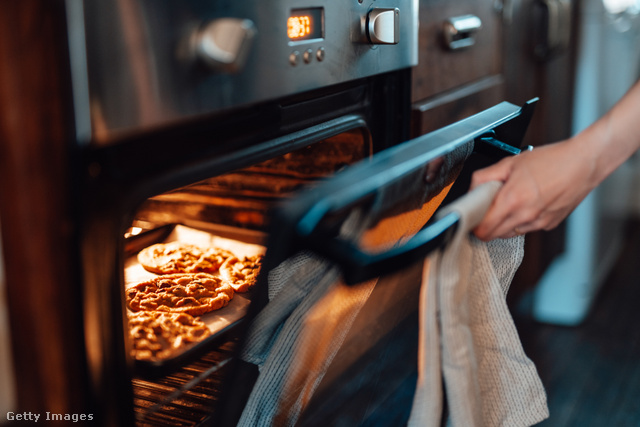 Az egyik legjellemzőbb, konyhában elkövethető hiba a sütőajtó nyitogatása