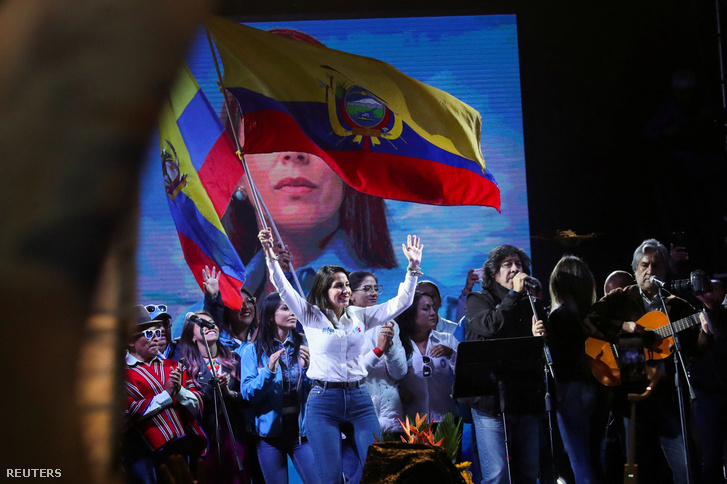Luisa Gonzalez ecuadori elnökjelölt a kampányt záró gyűlésen Quitóban, 2023. augusztus 16-án