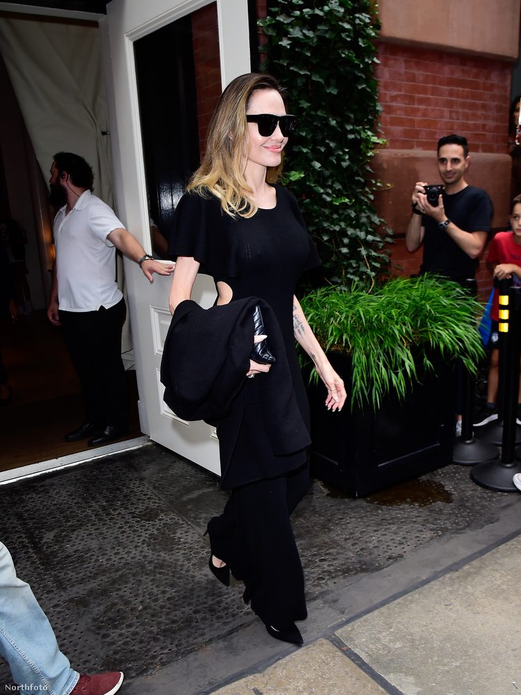 Angelina Jolie-t rengeteg rajongó várta, ahogy elhagyta New York-i hotelét